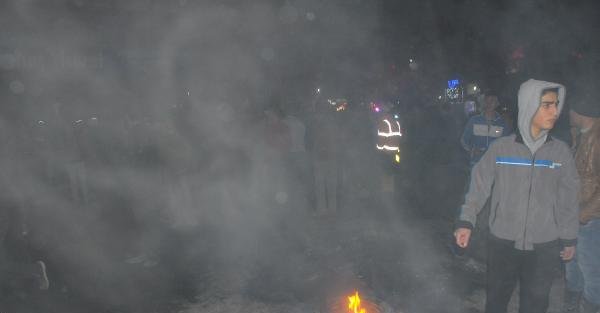 Lastik yakıp elektrik kesintilerini protesto ettiler