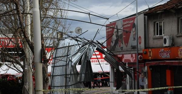 Lodos, Bursa'da çatı uçurdu ağaç devirdi