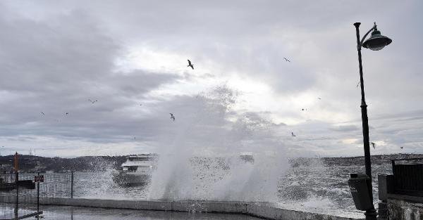 Lodos nedeniyle denizde dev dalgalar oluştu, vapur seferleri iptal edildi