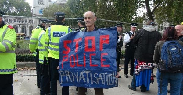 Londra'da Eylemcilere Polis Müdahalesi