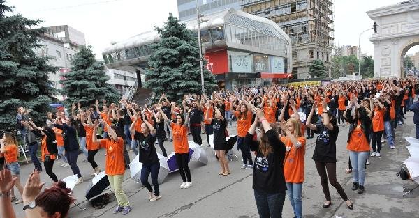 Makedonya’da 1200 lise mezunu kadril dansı oynadı