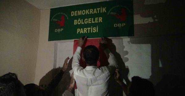 Malatya'da gergin gece: Göstericiler HDP - BDP binasına yürüdü
