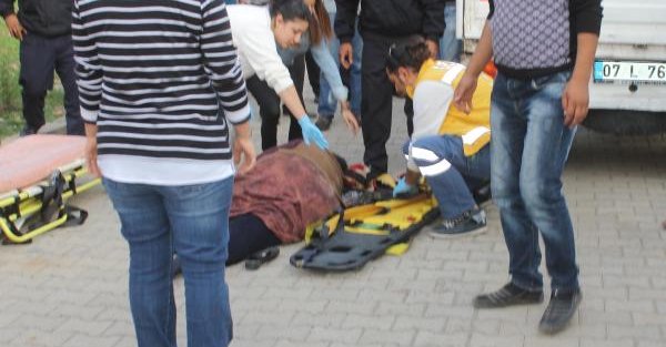Manevra Yapan Kamyonetin Çarptiği Kadın Yaralandı