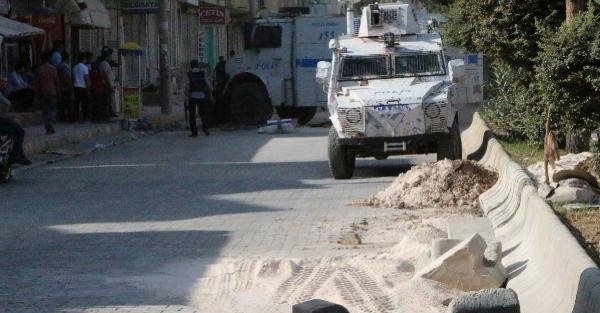 Mardin'de yol kesen PKK'lılara polis müdahale etti