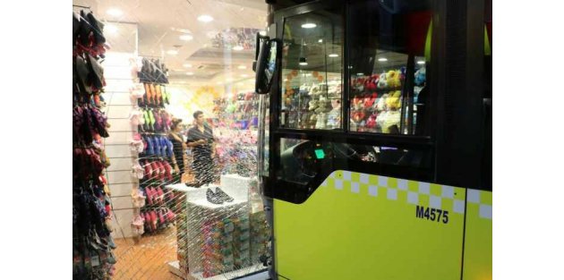 Mecidiyeköy'de İETT otobüsü terlik mağazasına girdi