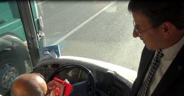 MHP'liler, şoförlere Kur'an ve bayrak, yolculara lokum verdi