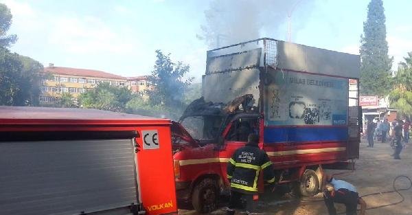 Milas'ta Atık Toplama Aracı Yandı