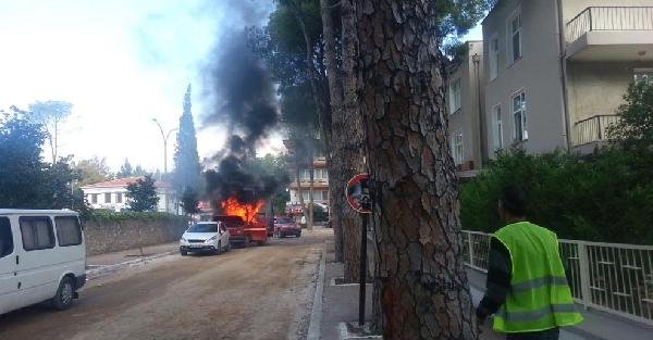 Milas'ta Atık Toplama Aracı Yandı -ek Fotoğraflar