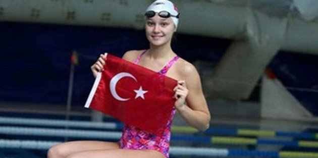 Milli yüzücü Viktoria Zeynep'den altın madalya