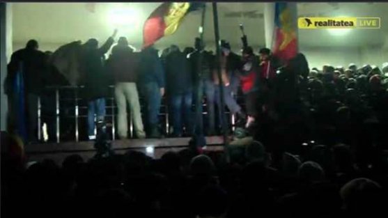 Muhalifler parlamento bastı: Moldova diken üstünde