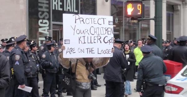 New York'ta Şükran Günü'nde Ferguson Protestosu!