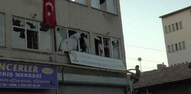 Niğde'de PKK protestosu: HDP tabelası ateşe verildi