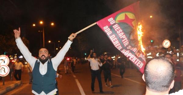 Kahramanmaraş'ta öfkeli kalabalık, Öcalan'ın fotoğraflarını yaktı