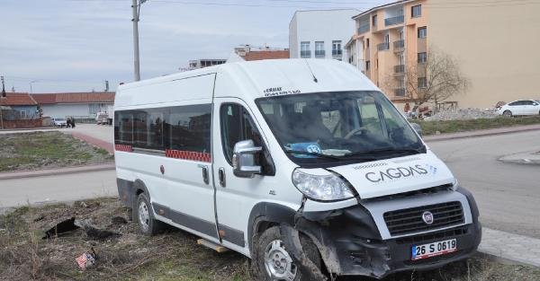 Öğrenci minibüsü otomobille çarpıştı: 10 yaralı