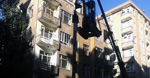 Önlem alınmadan kepçeyi vinçle 5 katlı apartmanın terasına çıkardılar