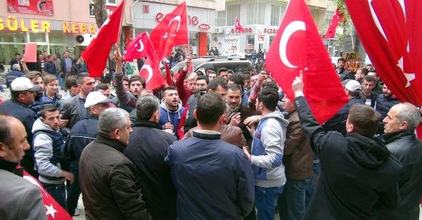 Orhangazi'de HDP lokaline yürüyen grubu polis engelledi