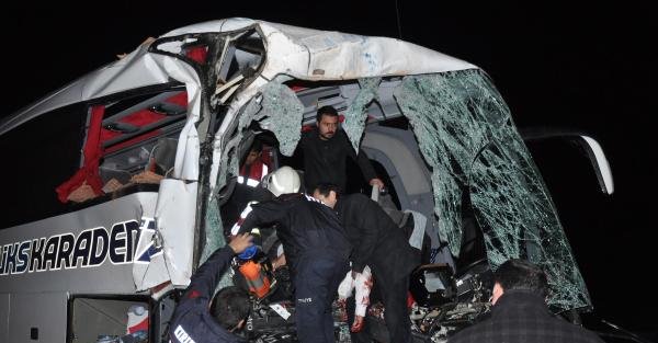 Otobüs, tuğla yüklü kamyona arkadan çarptı: 2 ölü, 13 yaralı