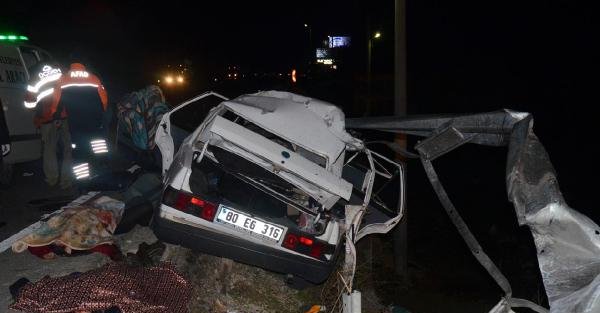 Otomobil Bariyerlere Saplandı: 3 Ölü, 3 Yaralı