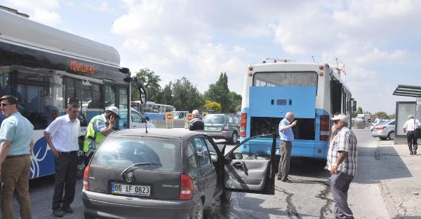 Otomobil duraktan yolcu alan otobüse çarptı : 2 yaralı
