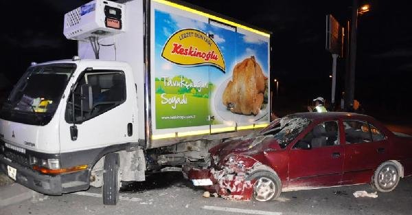 Otomobil kamyonetle çarpıştı: 6 yaralı