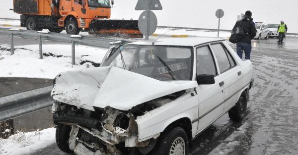 Otomobil, Kar Küreme Kamyonuna Çarpti: 2 Yaralı