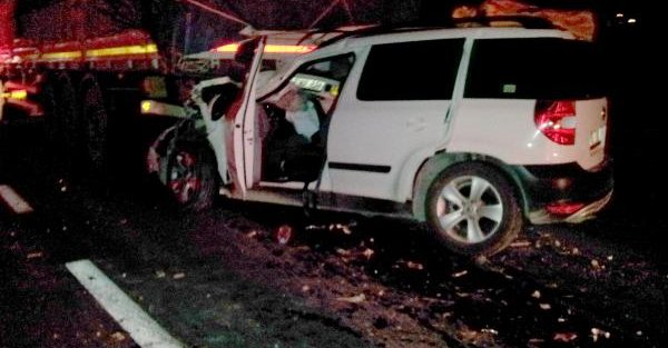 Otomobil, TIR'a arkadan çarptı: 2 ölü, 1 yaralı