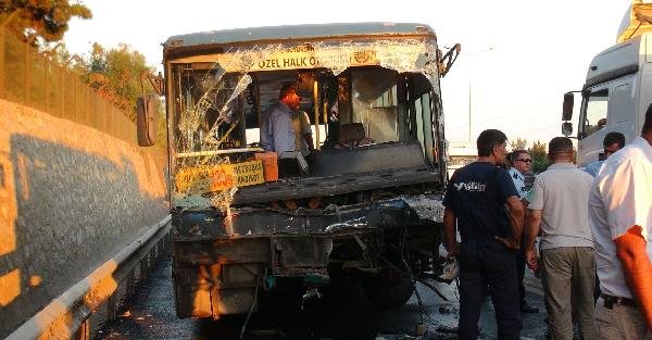 Özel Halk Otobüsü ile servis minibüsü çarpıştı: 1 ölü