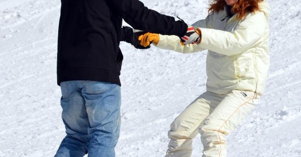 Özge Özder, Palandöken'de snowboard öğreniyor