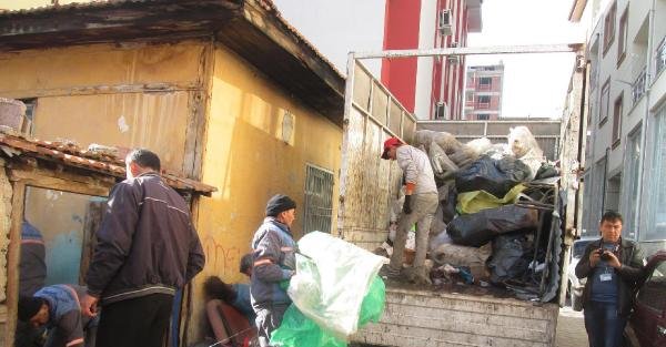 Pamukkale'de bir evden 4 kamyon çöp çıktı