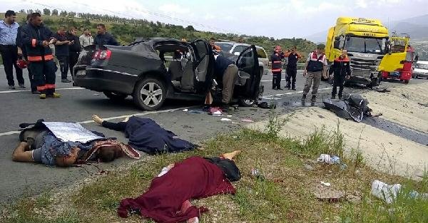Pamukova'da kazada ölen 5 kişilik ailenin cenazeleri yakınlarına teslim edildi