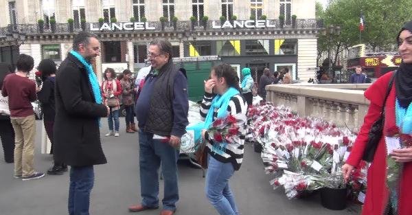 Paris Opera Meydanı’nda Kutlu Doğum etkinliğinde barış dostluk gülleri dağıtıldı