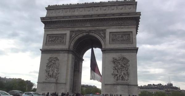 Paris’te Meçhul Asker Anıtı’ndaki meşale Çanakkale Şehitleri için yandı