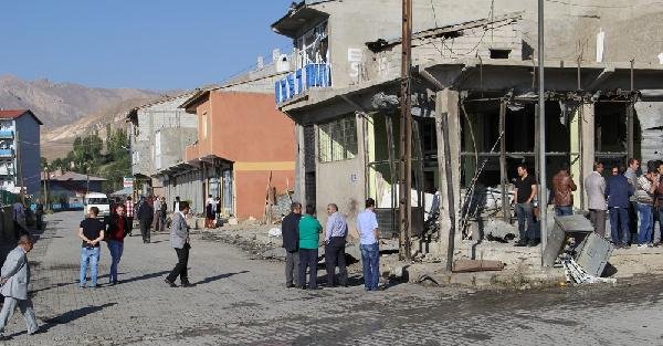 PKK Başkale'de bomba yüklü araç patlattı