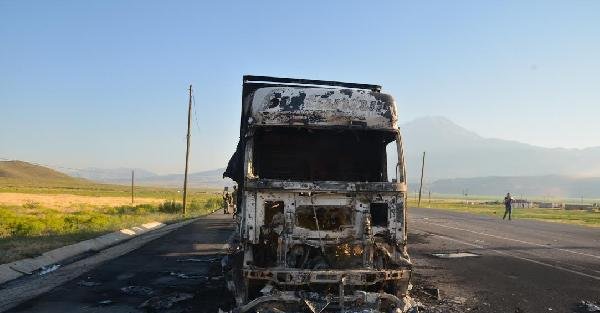 PKK Doğubayazıt'ta yolları kesti, TIR'ları tarayıp ateşe verdi- ek fotoğraf