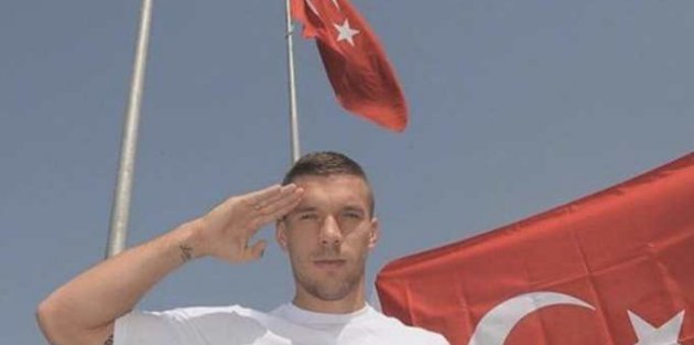 Podolski'nin Türk bayraklı selamı Almanları çileden çıkardı