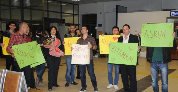 Polis, havaalanında sevgilisine pankartlarla evlilik teklif etti