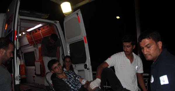 Adana'da polise saldıran PKK'lı gösterici bacağından vuruldu