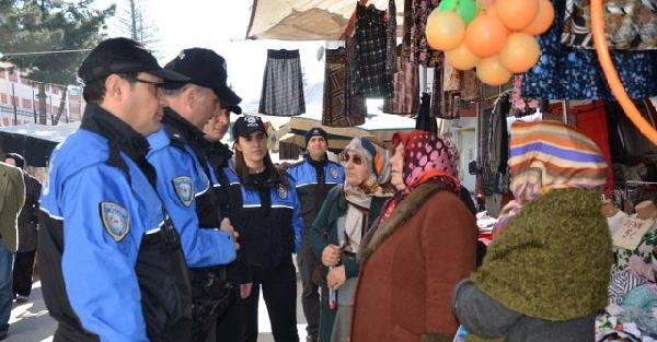 Polisten halk pazarında hırsızlığa karşı bilgilendirme