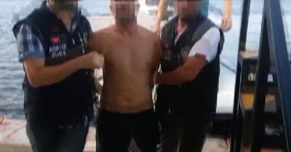 Polisten yüzerek kaçan zanlıyı denizin ortasında Deniz Polisi yakaladı