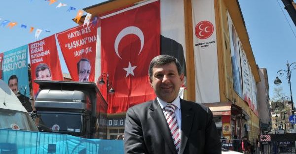 Posteri Türk bayrağı ile kapatılan MHP’li aday AK Partililere teşekkür etti