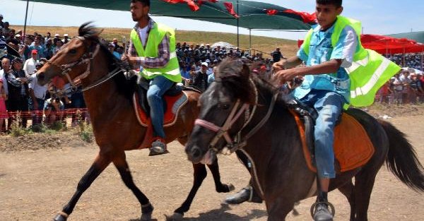 Rahvan atlar Menemen'de yarıştı