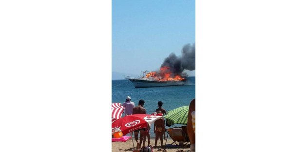 Sahilde demirli tur teknesi yandı