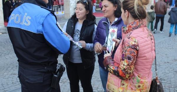 Samsun'da polis kadınlara kırmızı karanfil dağıttı