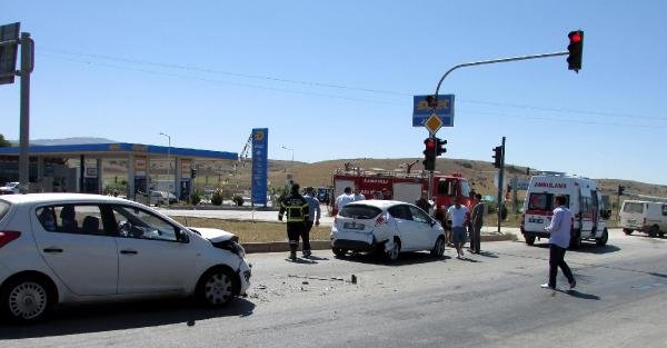 Sandıklı'da zincirleme kaza: 5 yaralı