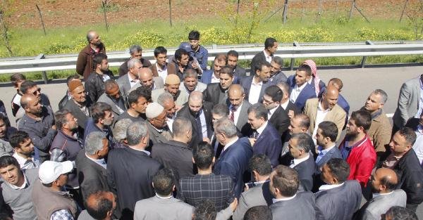 Şanlıurfa'da çiftçiler AK Partili adayların yolunu kesti