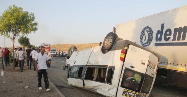 Şanlıurfa'da tarım işçilerini taşıyan minibüs devrildi: 14 yaralı