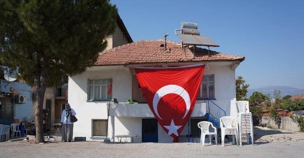 Şehidin evine yeniden dev Türk Bayrağı asıldı