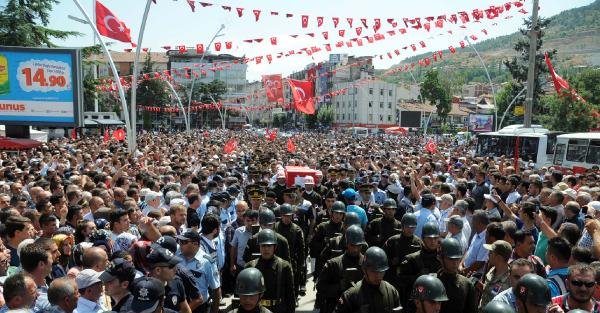Şehit teğmen Turan'ı 10 bin kişi son yolculuğuna uğurladı