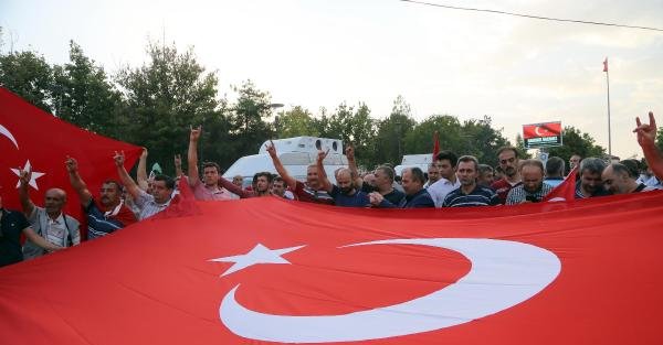 Şehitler için Ankara sokağa döküldü, HDP binasına Türk bayrağı asıldı