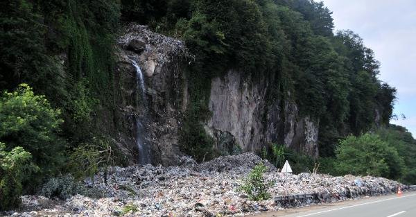Sel suları kaçak çöp dağını ortaya çıkardı